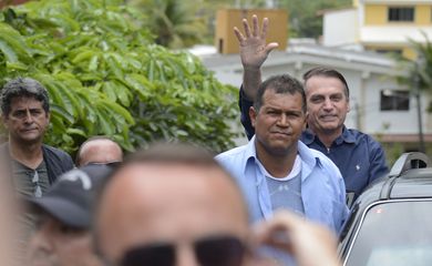 O presidente eleito, Jair Bolsonaro cumprimenta apoiadores em frente à sua casa, na Barra da Tijuca, zona oeste da capital fluminense. 