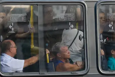Rio de Janeiro (RJ) 30/04/2024 – Trabalhadores usam ônibus em deslocamento na volta para casa, na região da Praça Tiradentes. Foto: Fernando Frazão/Agência Brasil