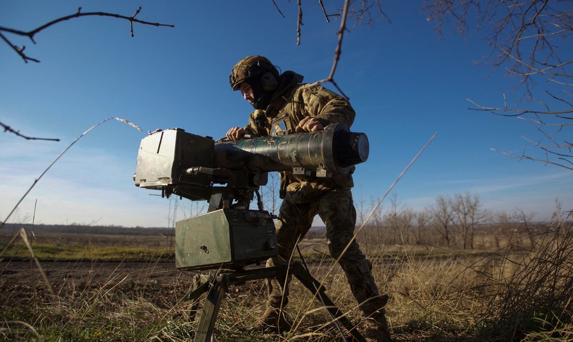 FOTO DE ARCHIVO. Un militar ucraniano prepara un lanzador de misiles guiados antitanque Stugna-P en una línea del frente, en medio del ataque de Rusia a Ucrania, en la región de Donetsk, Ucrania