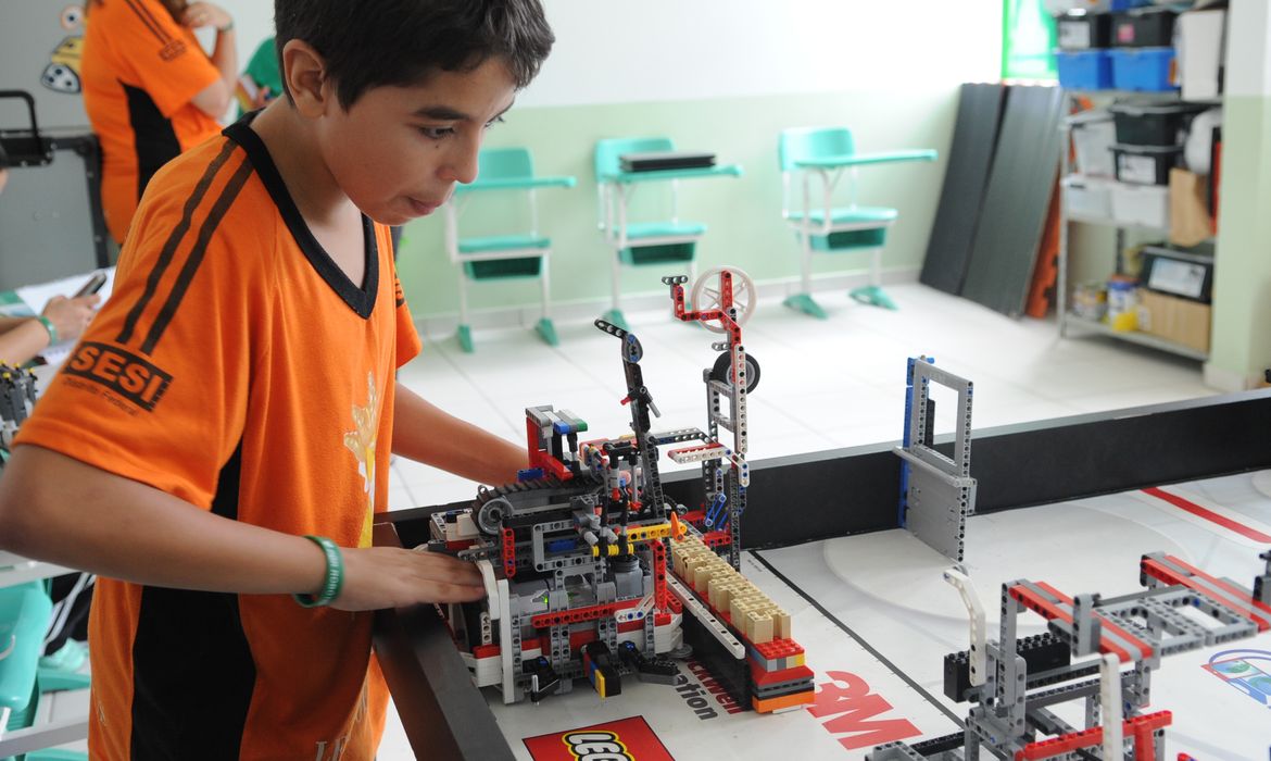 Matheus Queiroz, 13 anos, do oitavo ano do ensino fundamental, conta que está mais envolvido com a competição do robô montado com peças de Lego (Antonio Cruz/Agência Brasil)