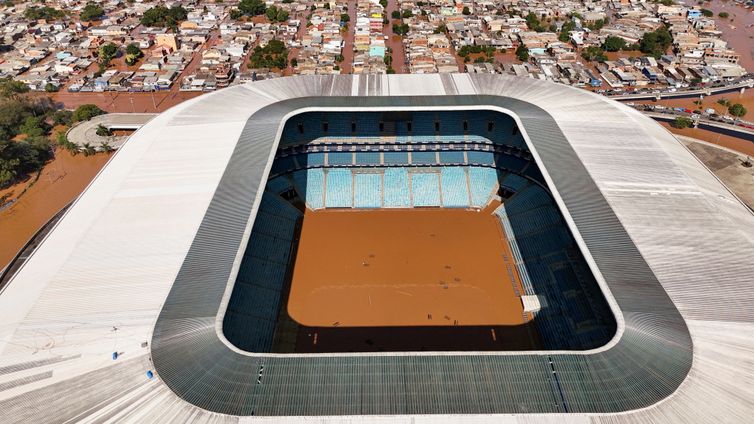 Vista aérea da Arena do Grêmio inundada em Porto Alegre<br /> 06/05/2024 REUTERS/Amanda Perobelli
