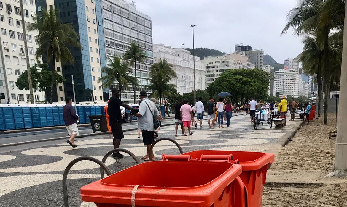 Operação de limpeza pós réveillon no Rio de Janeiro