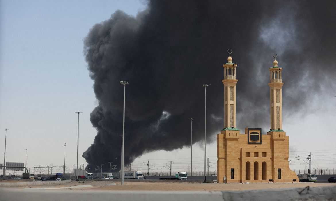 Incêndio em tanque de combustível na Arábia Saudita após ataque de houthis
