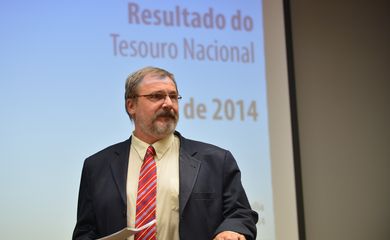 O secretário do Tesouro, Arno Augustin, divulga o Resultado Primário do Governo Central – Tesouro Nacional, Previdência Social e Banco Central –  relativo ao mês de abril 2014 (Fabio Rodrigues Pozzebom/Agência Brasil)