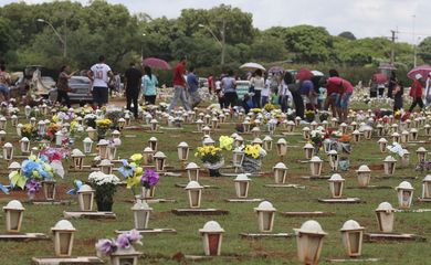 Movimentação no Cemitério Campo da Esperança no dia de Finados 