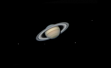 Astrofotógrafo brasileiro ganha prêmio por registro de Saturno e luas.
