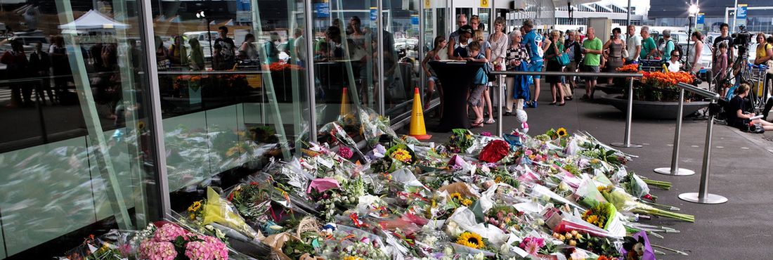 No Aeroporto Schiphol, em Amesterdã, pessoas homenageiam as vítimas do voo MH17 Malaysia Airlines, que caiu na Ucrânia em 18 de julho, matando todos as 298 pessoas a bordo
