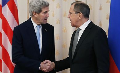 Secretário de estado norte-americano, John Kerry, se reúne em Moscou com o ministro dos Negócios Estrangeiros da Rússia, Sergei Lavrov