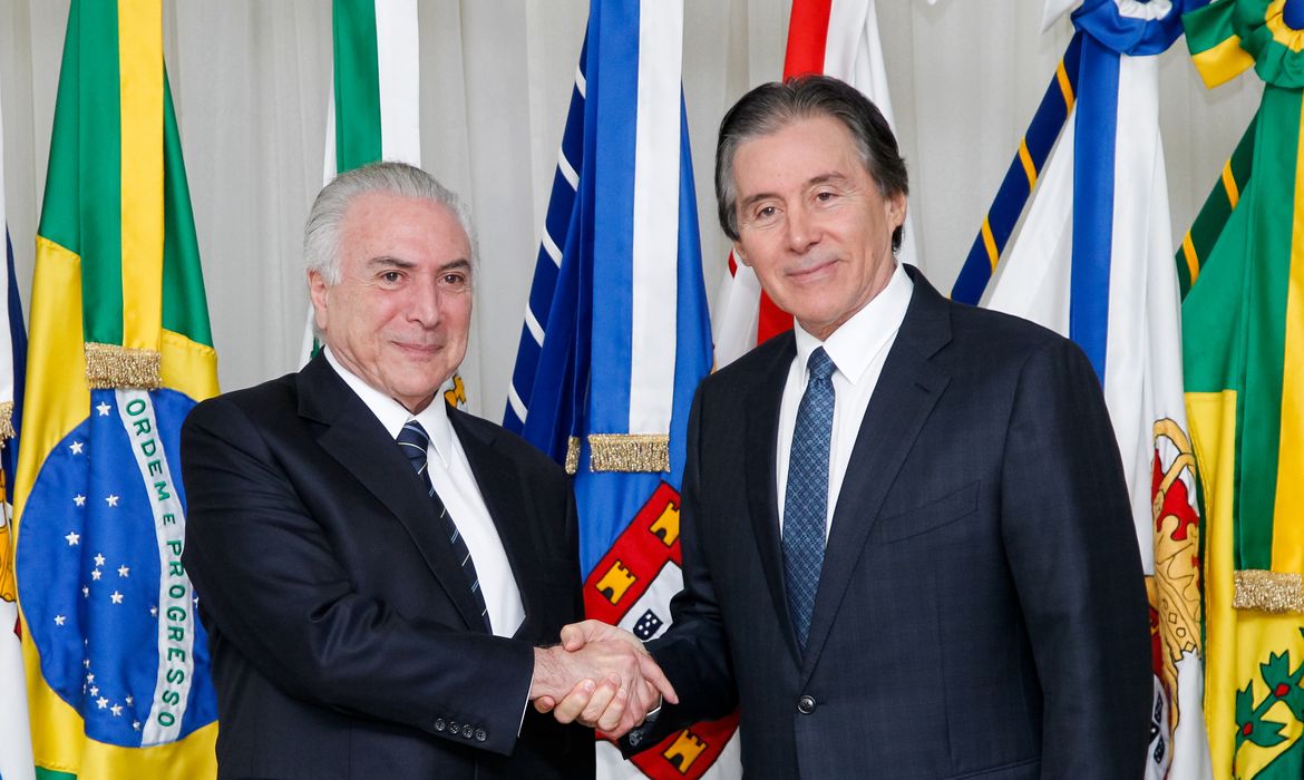  Brasília - Antes de embarcar para a Alemanha, o presidente Michel Temer transmite o cargo ao presidente do Senado, Eunício Oliveira (Beto Barata/PR)