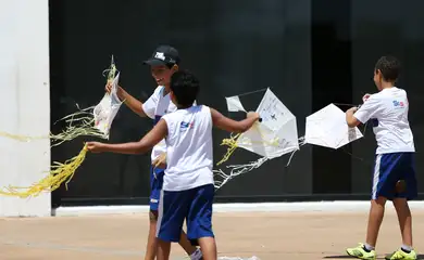 Brasília - Alunos do Sesc soltam pipas com trechos de livros e poesias, no espaço entre a Biblioteca Nacional e o Museu Nacional de Brasília (Marcelo Camargo/Agência Brasil)
