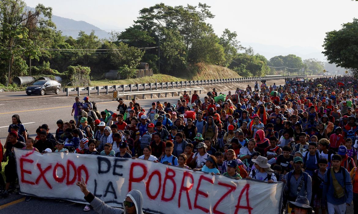 Migrantes caminham em caravana para chegar à fronteira dos EUA pelo México, em Huixtla
26/12/2023
REUTERS/Jose Torres