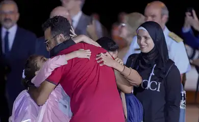 Brasília-DF, 14.11.2023, Mohammed Jabr Ismil Abushanab, abraça seus filhos, após a chegada do avião presidencial com 32  resgatados da Faixa de Gaza que saiu do Cairo (Egito) para o Brasil. A aeronave fez escalas técnicas em Roma (Itália), Las Palmas (Espanha), e no Recife. São 17 crianças, nove mulheres e seis homens que aguardaram mais de 30 dias a permissão das autoridades de Israel, Gaza e Egito para retornar ao Brasil. .  Foto: Rafa Neddermeyer/Agência Brasil