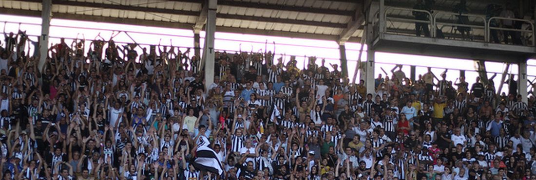 Torcida do Botafogo no estádio Raulino de Oliveira