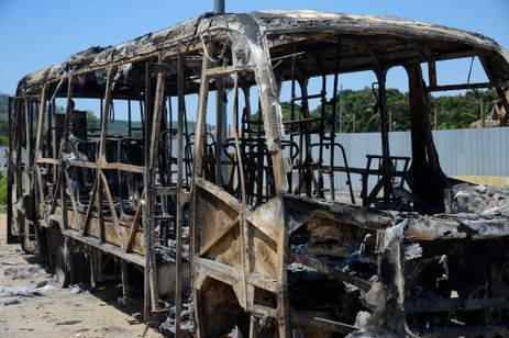 Rio de Janeiro (RJ), 24/10/2023 – Carcaça de ônibus incendiado na Estrada Santa Veridiana, em Santa Cruz, zona oeste da capital fluminense. Foto: Tomaz Silva/Agência Brasil