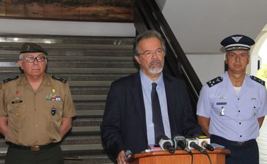 Recife - Ministro da Defesa, Raul Jungmann, fala  à imprensa sobre a situação dos presídios e a operação de vistoria em penitenciária de Roraima, no II Comar (Divulgação/Sd Mike Allen/ II Comar)
