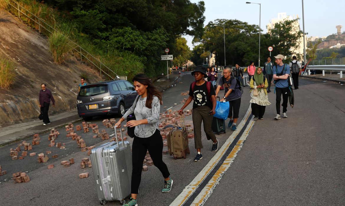 International students of the Chinese University of Hong Kong evacuate with their suitcases after anti-government protesters occupied the campus, in Hong Kong, China, November 15, 2019. REUTERS/Athit Perawongmetha