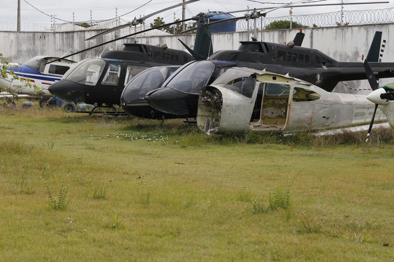 Aeronaves apreendidas por envolvimento crimes ambientais e garimpo ilegal em terra indígena Yanomami no pátio da Polícia Federal em Boa Vista.
