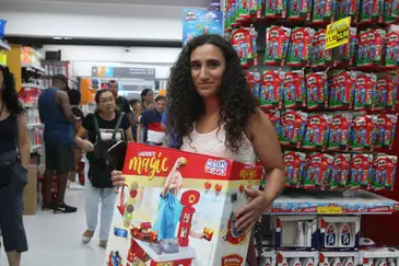 São Paulo (SP), 19/12/2023 - A artesão Ingrid Souza da Silva compra presentes para os filhos no comércio da rua 25 de Março. Foto: Rovena Rosa/Agência Brasil
