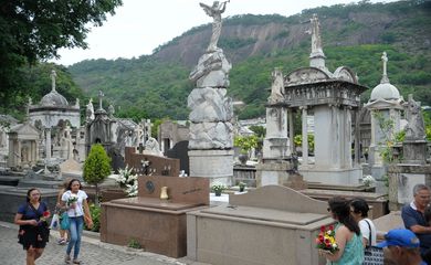 Rio de Janeiro - Dia dos Finados foi de intenso movimento no Cemitério São João Batista em Botafogo, zona sul do Rio (Tomaz Silva/Agência Brasil)