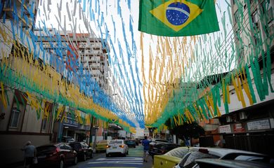 Moradores decoram a Rua Pereira Nunes, em Vila Isabel, para  a Copa do Mundo 2014 (Fernando Frazão/Agência Brasil)