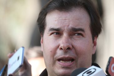 Após almoço com o presidente Jair Bolsonaro, o presidente da Câmara dos Deputados, Rodrigo Maia, fala com a imprensa