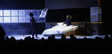 Peça Finlândia, com os atores Jiddu Pinheiro e Paula Cohen