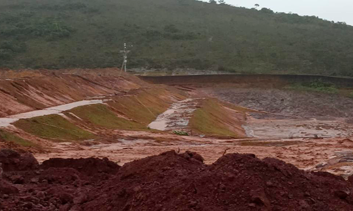 Transbordamento do dique de contenção de sedimentos da Mina Pau Branco, localizada em Nova Lima, na Região Metropolitana de Belo Horizonte (RMBH).