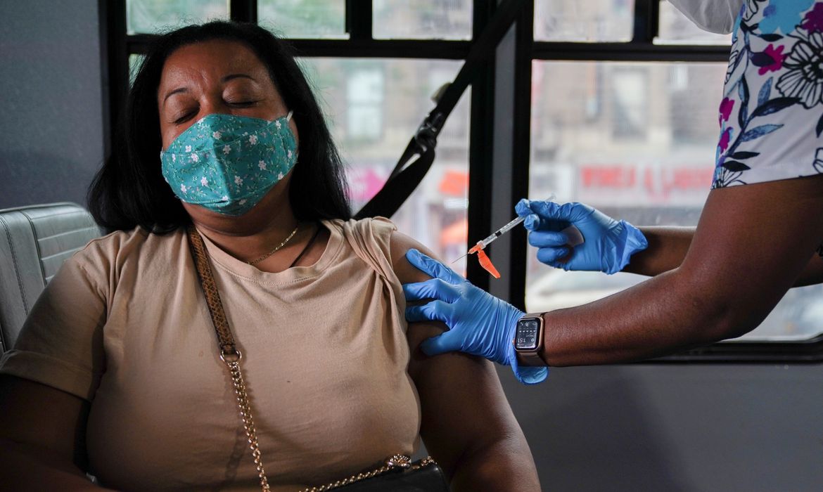 Mulher recebe dose de vacina contra Covid-19 em Nova York