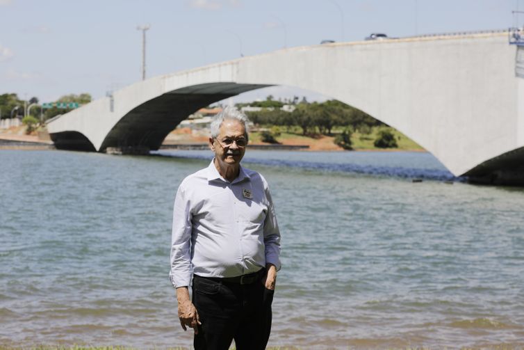 Brasília 27/03/2023 -   O ex ministro dos Direitos Humanos, Nilmário Miranda, durante ato na Ponte que se chamava Costa e Silva e passou a se chamar Honestino Guimarães na semana de luta pela Democracia, em homenagem aos mortos e desaparecidos políticos na Ditadura. Foto: Joédson Alves/Agência Brasil