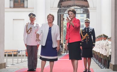 Santiago - A presidenta do Chile, Michelle Bachelet, recebe a presidenta Dilma Rousseff em visita oficial à capital chilena (Roberto Stuckert Filho/PR)