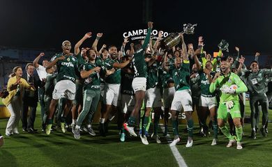 Palmeiras campeão da Libertadores 2021 - taça - comemoração - Montevidéu - Centenário