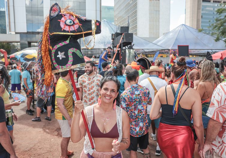 Brasília (DF), 14/02/2026 - Carnaval de rua Bloco Aparelhinho no setor bancário sul,  desainer Bruna Daibert
Foto: Joédson Alves/Agência Brasil