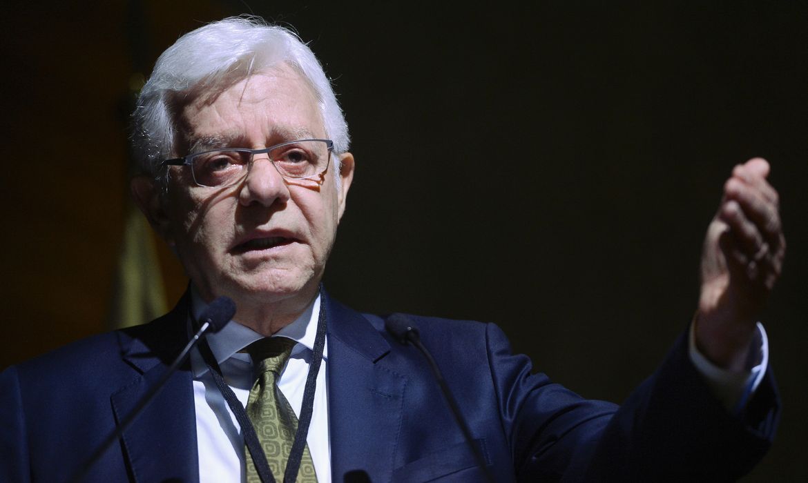 Rio de Janeiro - O secretário executivo do Programa de Parcerias de Investimentos da Presidência da República, Moreira Franco, durante o seminário Segurança Jurídica e Governança na Contratação de Obras Públicas, promovido pela  Fundação