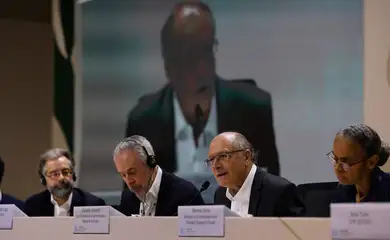 Belém (PA), 17/11/2025 - O vice-presidente da república, Geraldo Alckmin fala em coletiva de imprensa na COP30, sobre consulta pública para descarbonização da indústria e programa Coopera + Amazônia. Foto: Tânia Rêgo/Agência Brasil