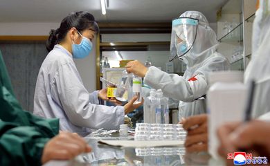 Médicos das Forças Armadas envolvidos na distribuição de medicamentos em  Pyongyang