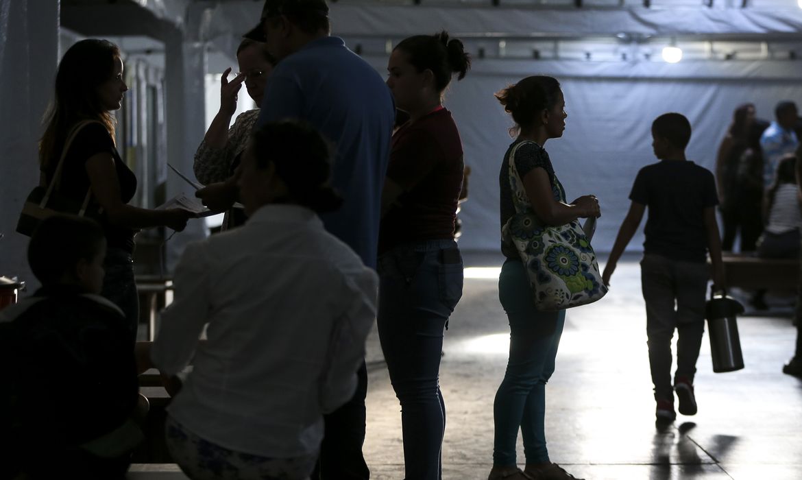 Imigrantes venezuelanos aguardam atendimento para emissão de documentos em Pacaraima.