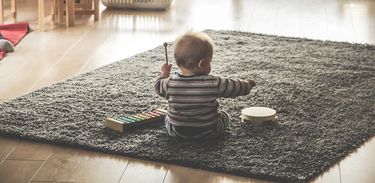 Bebê brincando com instrumentos musicais