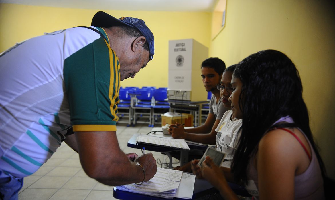 Eleitores comparecem ás seções eleitorais para votarem no segundo turno das Eleiçoes 2014  na cidade de Belém, no Pará (Tânia Rêgo/Agência Brasil)