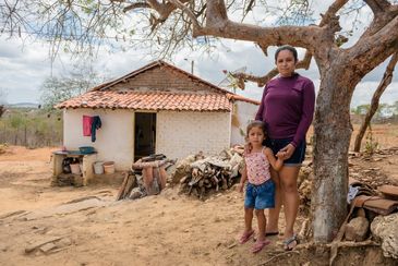 Divulgação/Casa das Rosas Instalada no jardim da Casa das Rosas a exposição fotográfica Onde mora a esperança, acontece entre 20 de outubro e 28 de novembro. Tendo como tema “Lares ao redor do mundo”, a