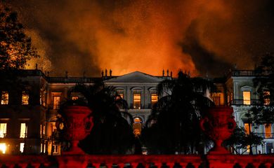 Um incêndio de proporções ainda incalculáveis atingiu, no começo da noite deste domingo (2), o Museu Nacional do Rio de Janeiro, na Quinta da Boa Vista, em São Cristóvão, na zona norte da capital fluminense