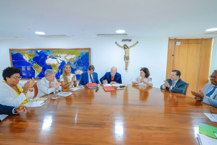29.11.2024 - Presidente da República, Luiz Inácio Lula da Silva, durante reunião com a Ministra da Igualdade Racial, Anielle Franco, no Palácio do Planalto. Brasília - DF

Foto: Ricardo Stuckert/PR
