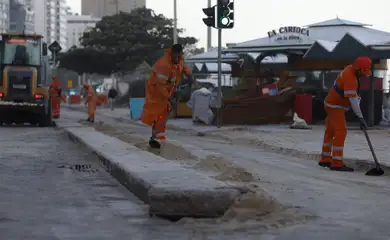 Rio de Janeiro (RJ), 30/07/2025 – Limpeza da Avenida Delfim Moreira, na orla do Leblon, após o avanço do mar em ressaca provocada pela passagem de um ciclone extratropical. Foto: Fernando Frazão/Agência Brasil
