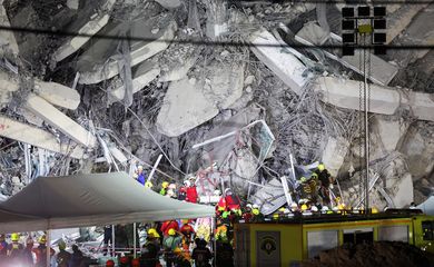 Rescue personnel work at the site of a building that collapsed after a strong earthquake struck central Myanmar on Friday, earthquake monitoring services said, which affected Bangkok as well, with people pouring out of buildings in the Thai capital in panic after the tremors, in Bangkok, Thailand, March 28, 2025. Reuters/Athit Perawongmetha/Proibida reprodução