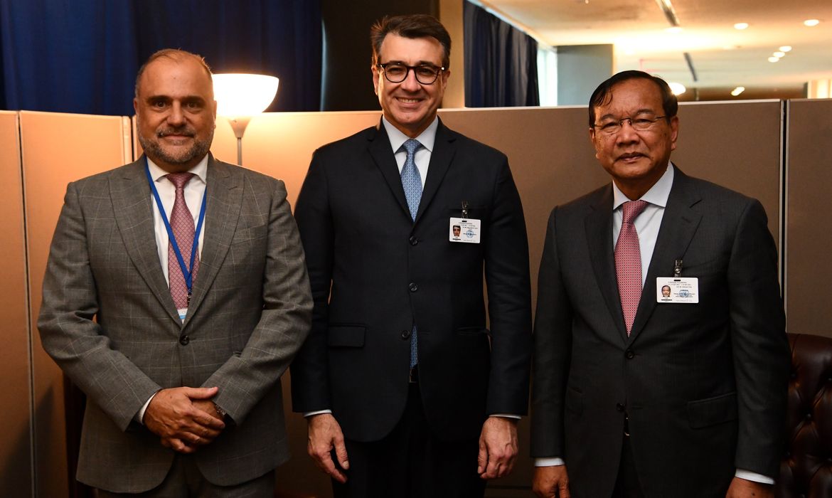 O Ministro França apresentou ao Vice-Primeiro-Ministro e Chanceler Prak Sokhonn a candidatura do Professor Leonardo Nemer Caldeira Brant a vaga na Corte Internacional de Justiça
