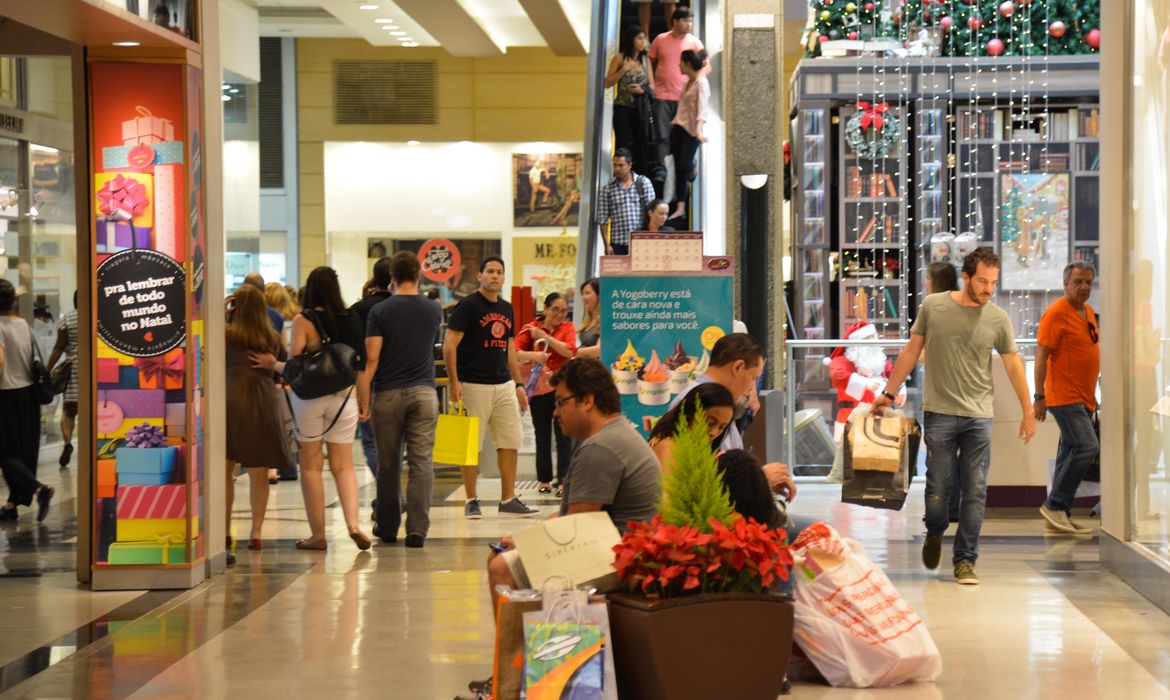 Valter Campanato/Agência Brasil Shopping no centro de Brasília tem movimento intenso no último fim de semana antes do Natal