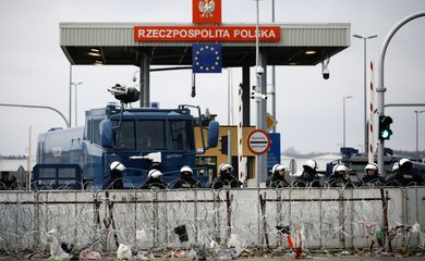 Policiais poloneses montam guarda no posto de fronteira Bruzgi-Kuznica