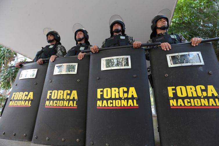 Brasília - Força Nacional protege o prédio do Ministério do 
Planejamento após manifestantes contra reforma da Previdência quebrarem duas vidraças (Fabio Rodrigues Pozzebom/Agência Brasil)