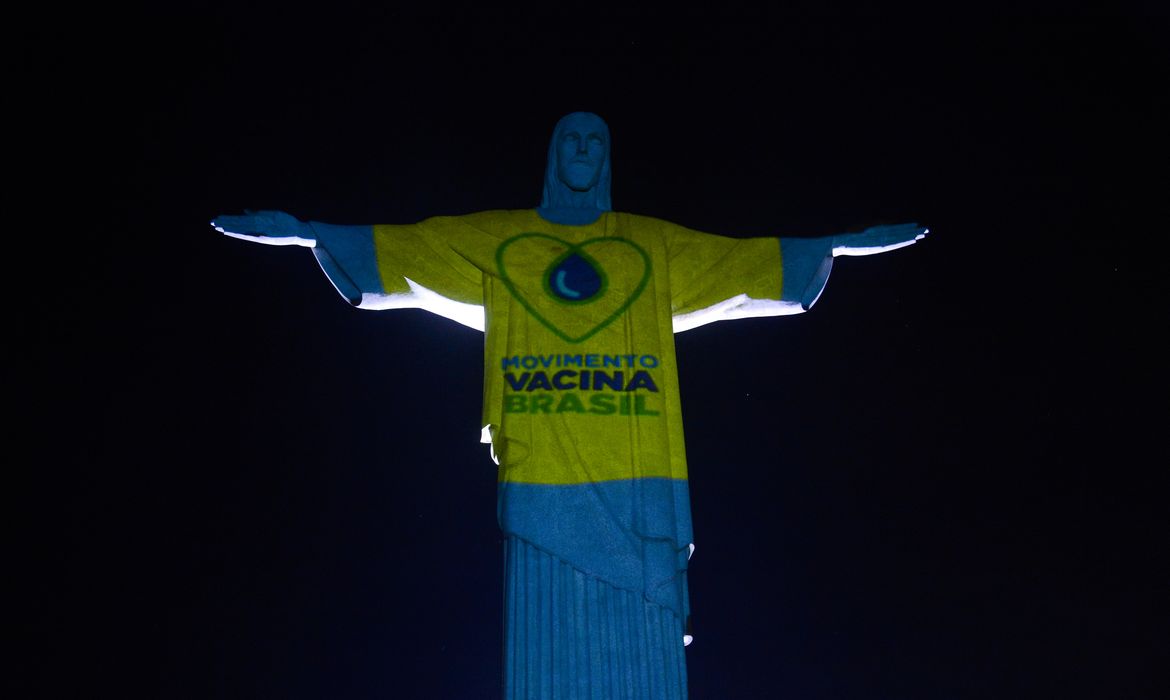 Cristo Redentor é iluminado para campanha do Movimento Vacina Brasil.