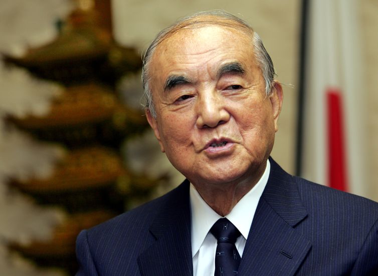 FILE PHOTO: Former Japanese prime minister Yasuhiro Nakasone speaks during an interview at his office in Tokyo , Japan November 22, 2005. REUTERS/Toshiyuki Aizawa/File Photo