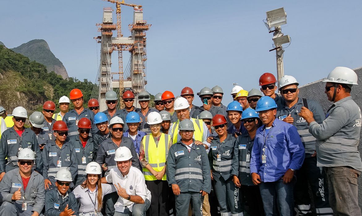 Rio de Janeiro (RJ) - Presidenta Dilma Rousseff posa para foto com trabalhadores durante visita à Ponte Estaiada e à Estação Jardim Oceânico da Linha 4 do Metrô (Roberto Stuckert Filho/PR)